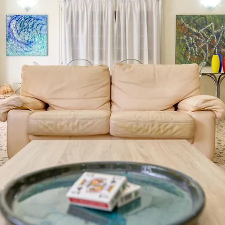 With Beautiful Views With Pool In By 360 Estates アパート