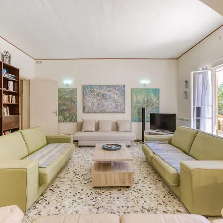 アパート With Beautiful Views With Pool In By 360 Estates *